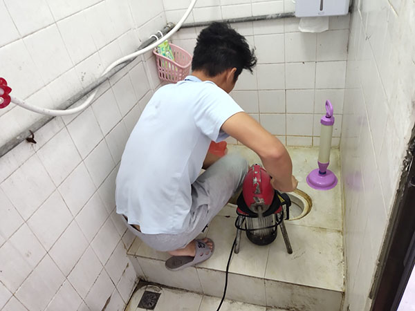 轮台管道堵塞冒臭气 专业师傅现场解决问题