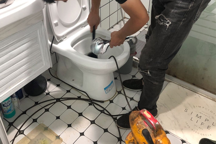 轮台马桶堵塞自己疏通还是找师傅?专业上门服务让你省时更省心