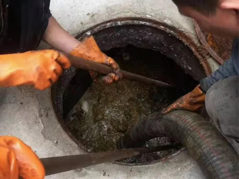 轮台清理化粪池时如何避免沼气的危害?